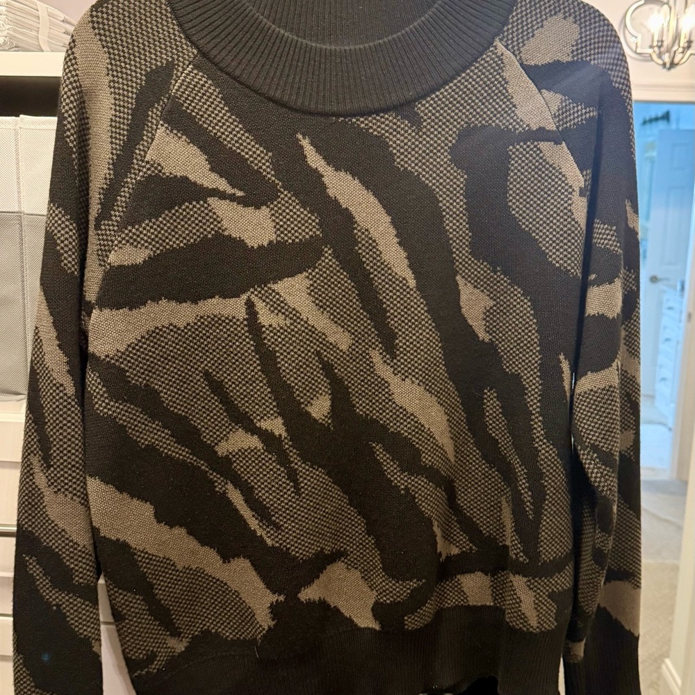 Athleta Black and Gray Camo Crewneck Sweater